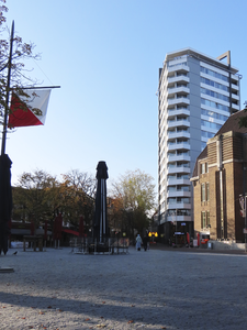 851472 Gezicht op de zuidwesthoek van de Neude te Utrecht, met rechts een gedeelte van Bibliotheek Neude, daarnaast de ...